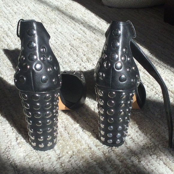 Studded ankle strapped heel - Picture 2 of 7